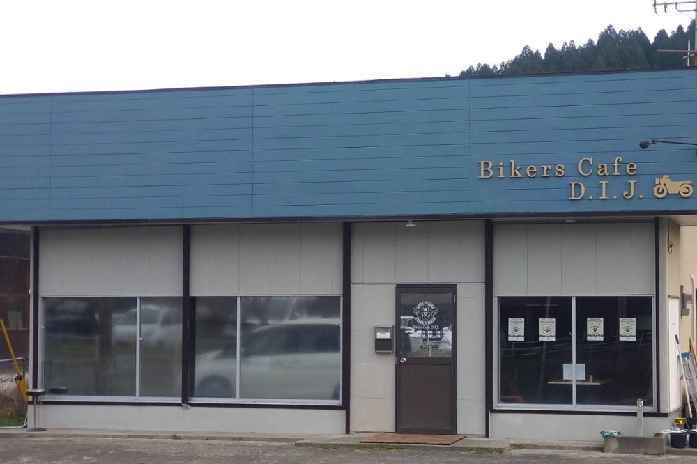 冠山を背にあるお店です。