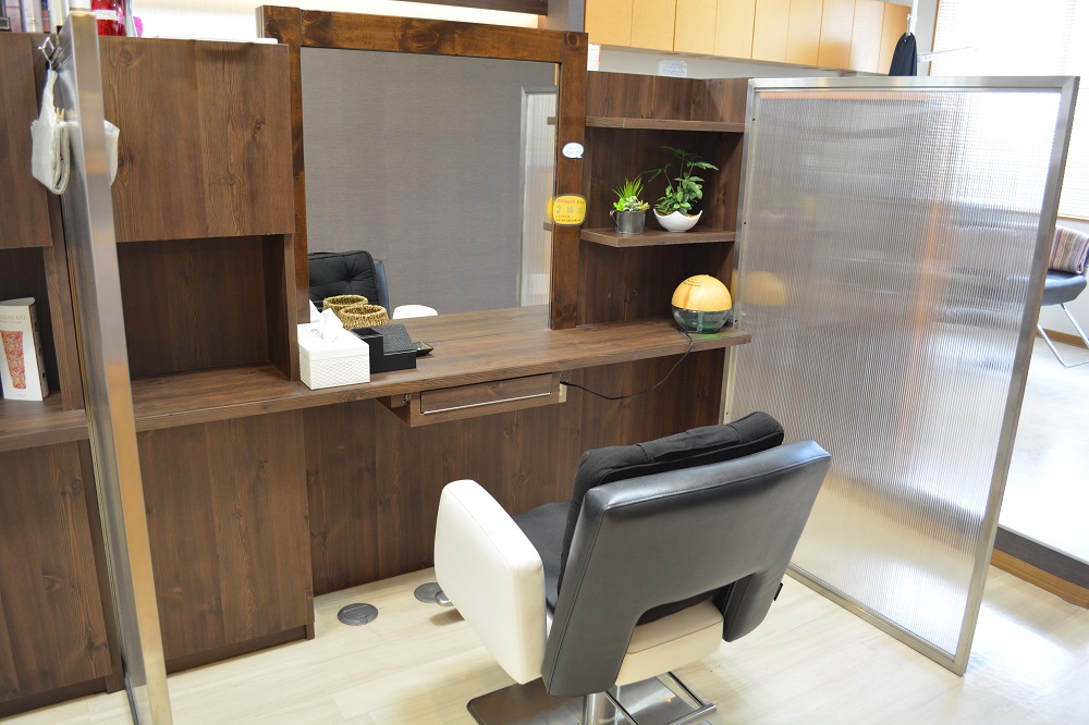 当美容院では待ち時間の間にネイルケア・ハンドマッサージ等のサービスを行っております。